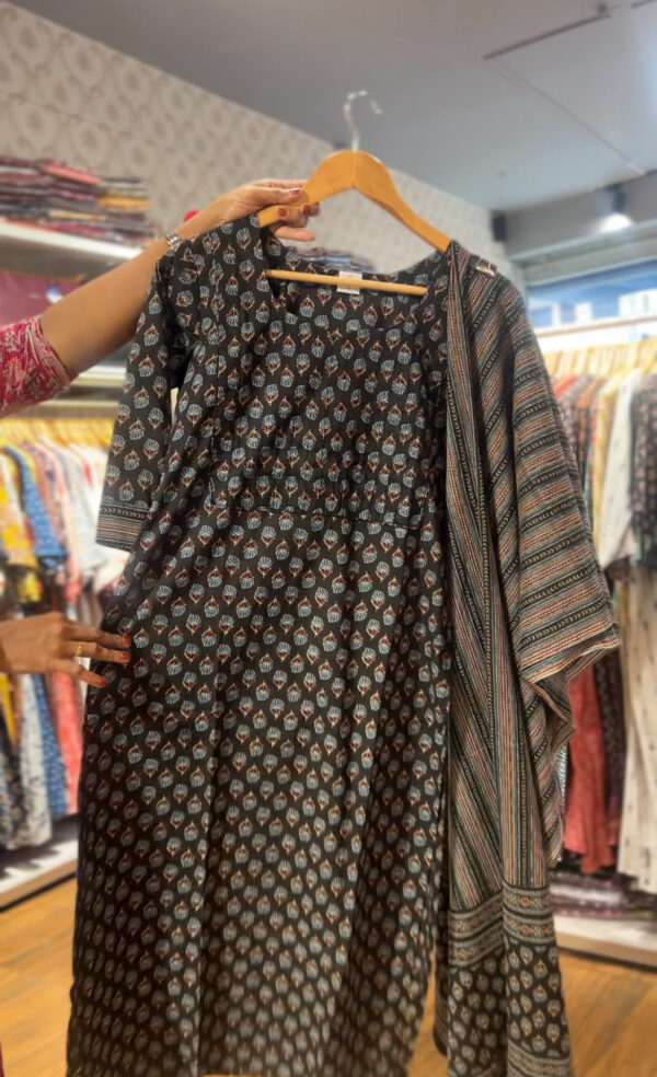 Women's Straight Cotton Kurti Pant Dupatta Set - Image 2